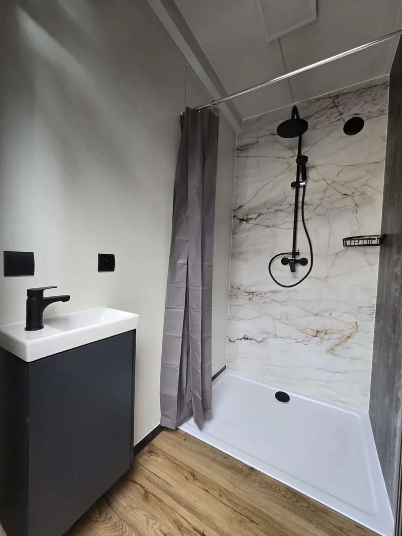 Badezimmer mit Walk-in-Dusche