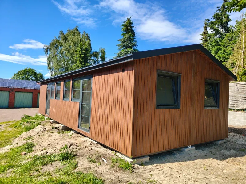 Wohnmodul mit Holzfassade am Hang