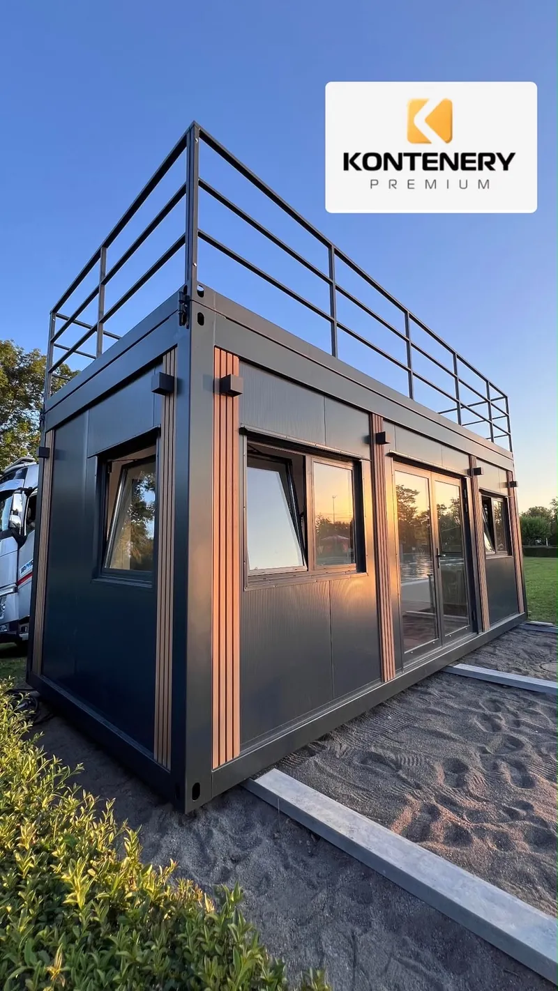 Modul mit Dachterrasse und Geländer