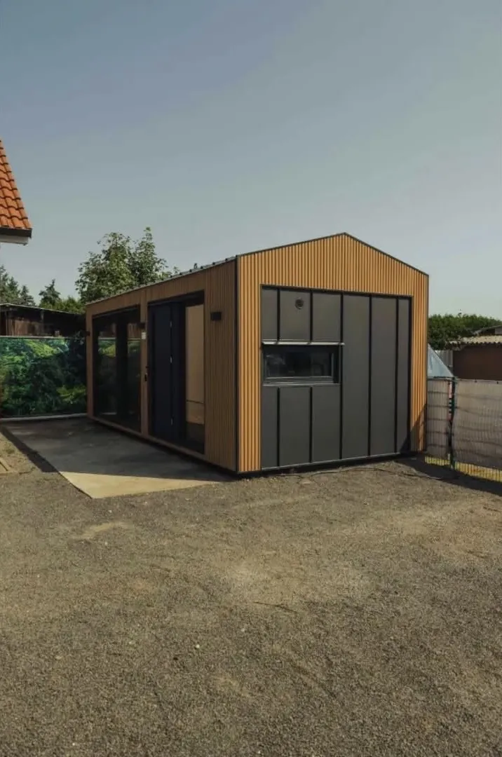 Modul mit Holz- und Anthrazitfassade