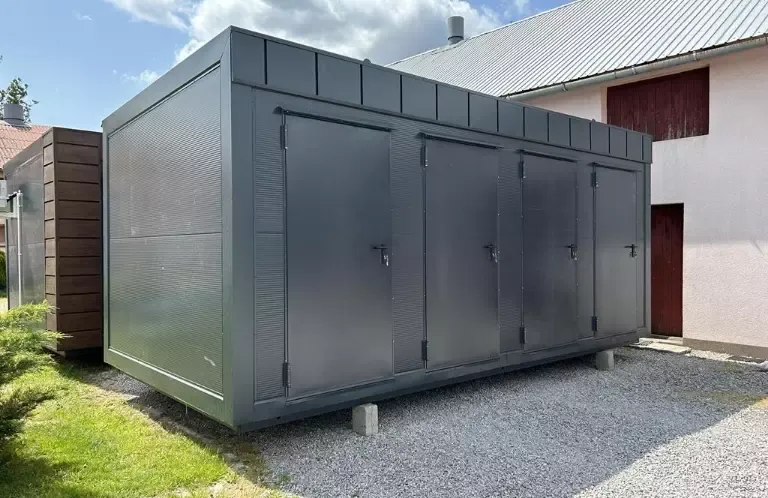 Sanitärcontainer mit anthrazitfarbener Fassade