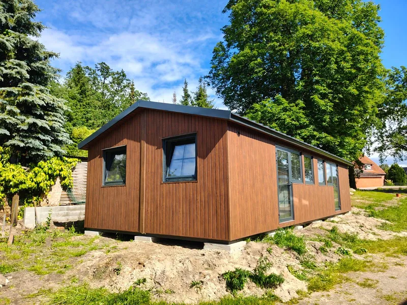 Wohnmodul mit Holzfassade und Satteldach